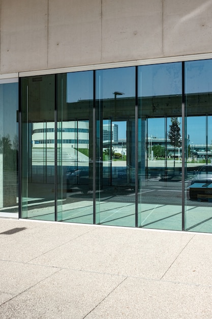 Glass and aluminum doors for shopping centers